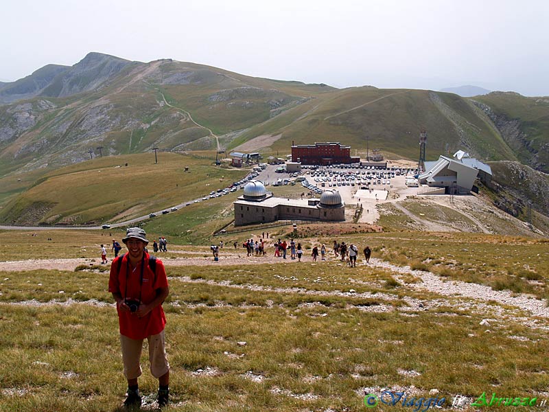 06-P8208851+.jpg - 06-P8208851+.jpg - Il "viaggiatore" Davide sorride all'obiettivo sul ripido sentiero che dal piazzale di Campo Imperatore (2.130 m.) conduce al rifugio "Duca degli Abruzzi" (2.388 m.).