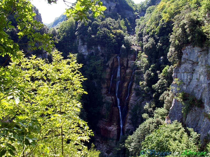 07-P1011845+.jpg - 07-P1011845+.jpg - La massa d'acqua che precipita dalle cascate varia in base alle stagioni e solitamente raggiunge il massimo all'inizio della primavera.