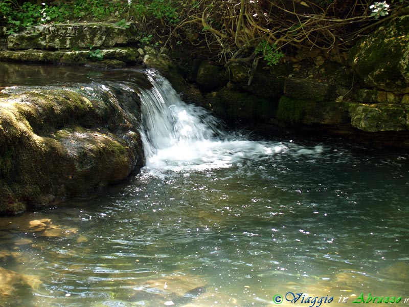 30-P1011949+.jpg - 30-P1011949+.jpg - Una delle piccole, fragorose cascate che caratterizzano il corso del torrente Rio Verde all'interno della Riserva Naturale.