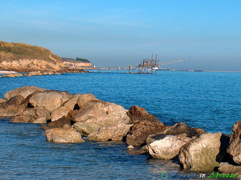 01-HPIM5157+.jpg - 01-HPIM5157+.jpg - I "trabocchi" sono straordinarie ed antichissime 'macchine da pesca' su palafitte, simili a giganteschi ragni sospesi sul mare e uniti alla terraferma da lunghe passerelle, apparentemente fragili, che resistono ostinatamente alla furia delle onde.