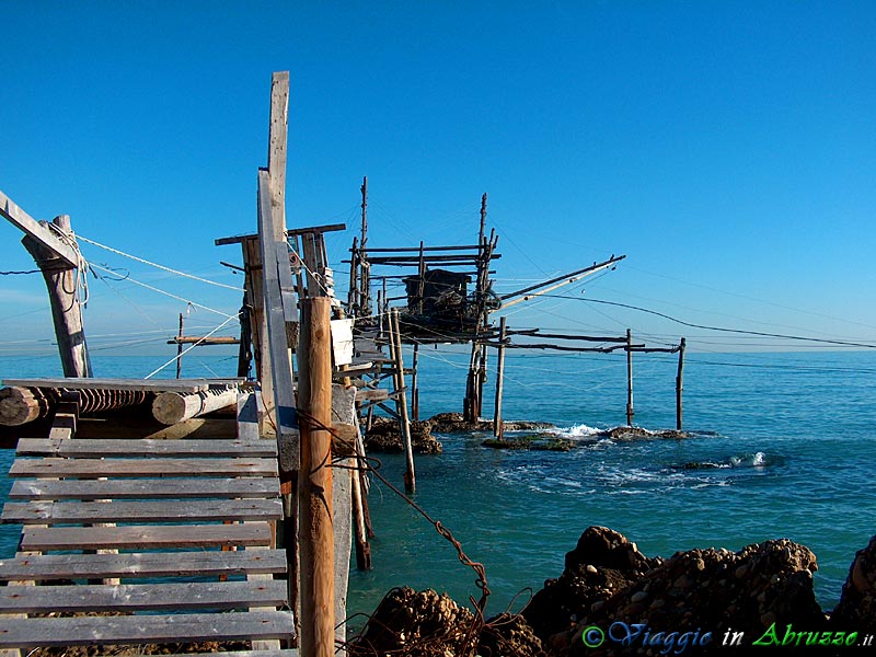 05-HPIM5170+.jpg - 05-HPIM5170+.jpg - Un suggestivo "trabocco", antica 'macchina da pesca' su palafitte, collegata alla terraferma da una lunga passerella, apparentemente fragile, che resiste ostinatamente alla furia delle onde.