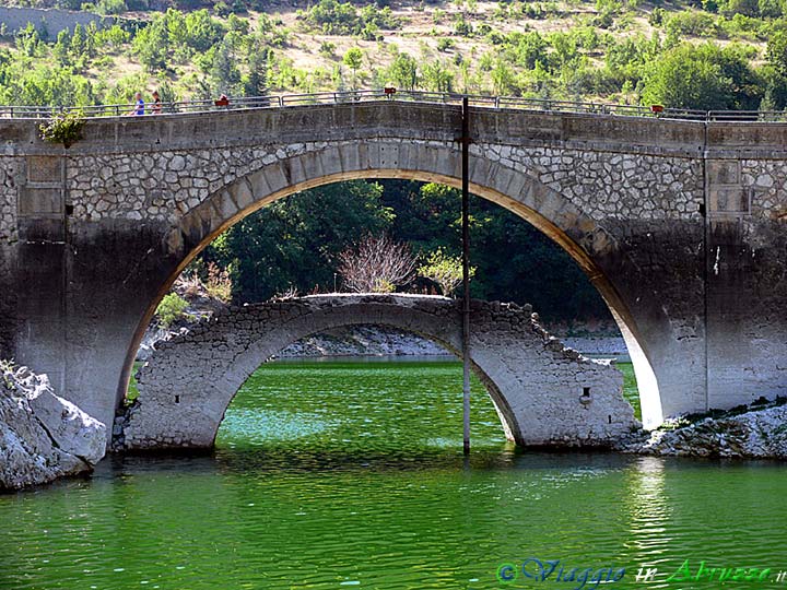 12-P1060705+.jpg - 12-P1060705+.jpg - Il ponte sul fiume Sagittario.