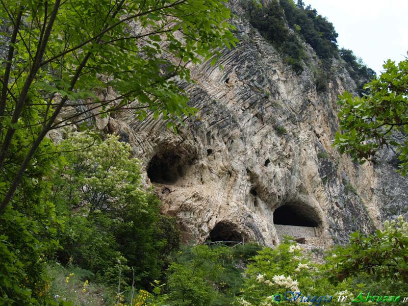 10-P5076584+.jpg - 10-P5076584+.jpg - Il sito archeologico della Grotta di S. Angelo