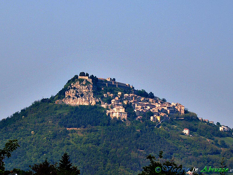 15-P5076693+.jpg - 15-P5076693+.jpg - La Riserva Naturale delle Gole del Salinello è compresa nel territorio comunale di Civitella del Tronto. La stupenda città d'arte dell'Abruzzo settentrionale, inserita nel prestigioso club de "I Borghi più belli d'Italia", è dominata dalla imponente fortezza entrata nella storia per essere stata l'ultima roccaforte del regno borbonico ad arrendersi, il 20 Marzo 1861 e dopo un assedio durato oltre sei mesi, alla nascente Unità d'Italia.