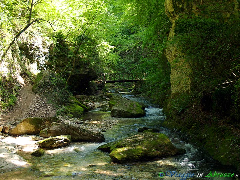 08-P5014006+.jpg - 08-P5014006+.jpg - Un suggestivo angolo della Riserva Naturale "Valle dell'Orfento", nel Parco Nazionale della Majella.