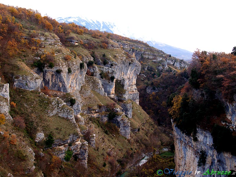 12-PC104581+.jpg - 12-PC104581+.jpg - Il selvaggio canyon scavato dal fiume Orta, nel Parco Nazionale della Majella.