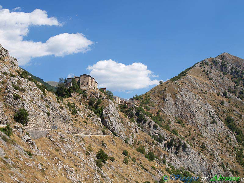 29-P7256909+.jpg - 29-P7256909+.jpg - Il suggestivo borgo medievale fortificato di Castrovalva, frazione di Anversa degli Abruzzi, sorge a strapiombo sul sottostante fiume Sagittario.