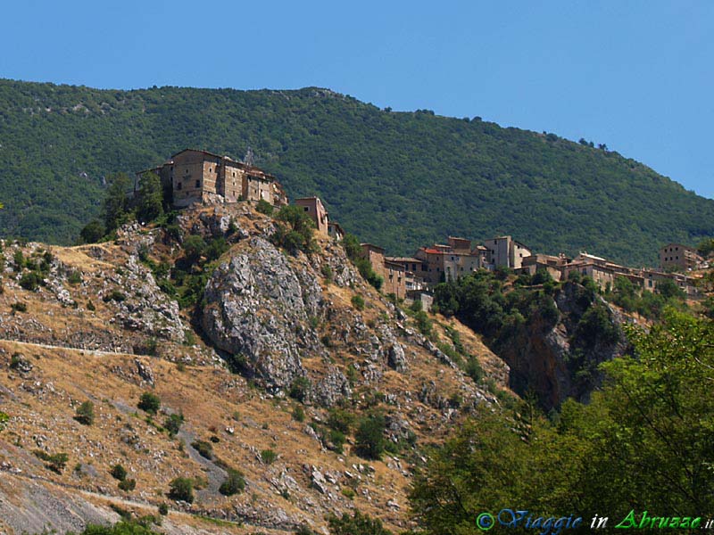 30-P7256836+.jpg - 30-P7256836+.jpg - Il suggestivo borgo medievale fortificato di Castrovalva, frazione di Anversa degli Abruzzi, sorge lungo le spettacolari 'Gole del Sagittario'.