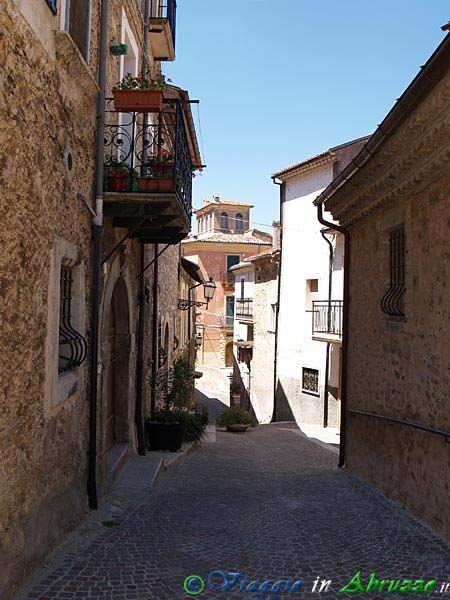 33-P7256850+.jpg - 33-P7256850+.jpg - Il borgo medievale fortificato di Castrovalva, frazione di Anversa degli Abruzzi.