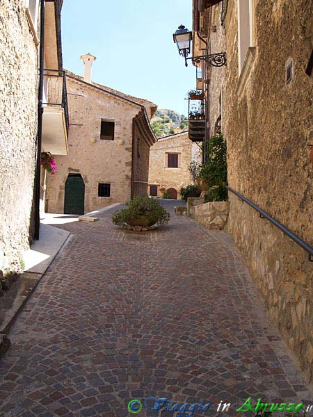 37-P7256848+.jpg - 37-P7256848+.jpg - Il borgo medievale fortificato di Castrovalva, frazione di Anversa degli Abruzzi.