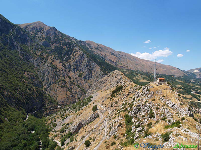 42-P7256883+.jpg - 42-P7256883+.jpg - Panorama da Castrovalva, frazione di Anversa degli Abruzzi.