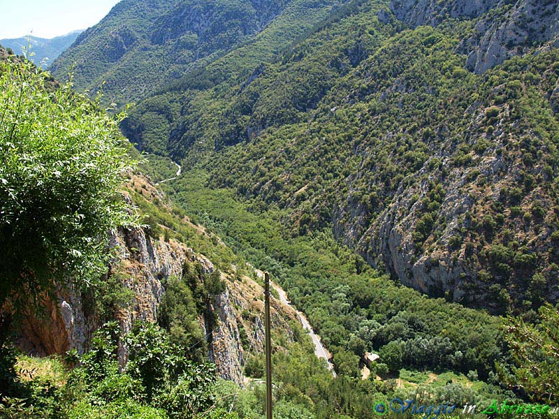 43-P7256858+.jpg - 43-P7256858+.jpg - Le 'Gole del Sagittario' viste da Castrovalva.