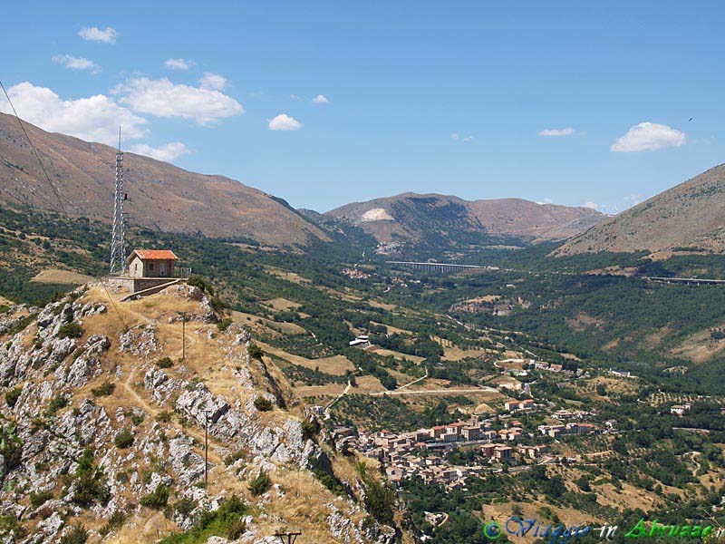 44-P7256881+.jpg - 44-P7256881+.jpg - Panorama da Castrovalva. In basso il borgo di Anversa degli Abruzzi.