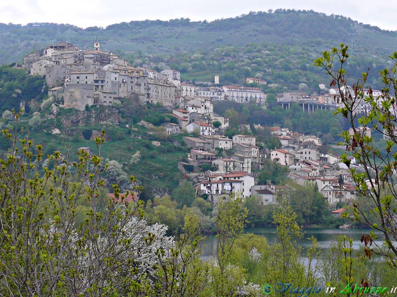 03-P1020864+.jpg - 03-P1020864+.jpg - Panorama del borgo, situato sulla sponda del lago di Barrea.