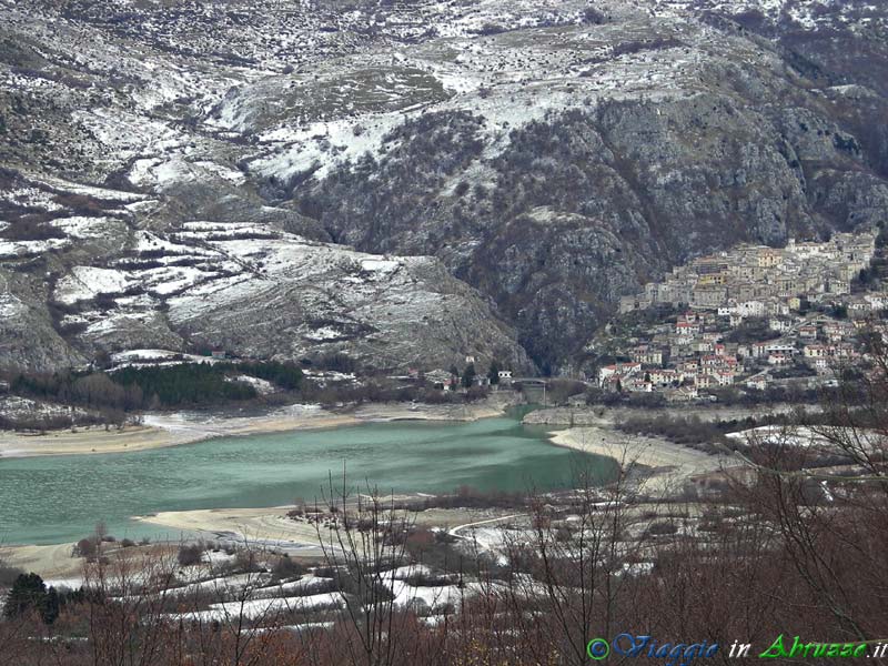 04-DSCN0394+.jpg - 04-DSCN0394+.jpg - Panorama invernale di Barrea e del lago omonimo. Nel mese di Gennaio 2007, quando è stata ripresa questa immagine, il lago era quasi prosciugato a causa della straordinaria siccità verificatasi nel corso dell'intero anno 2006.