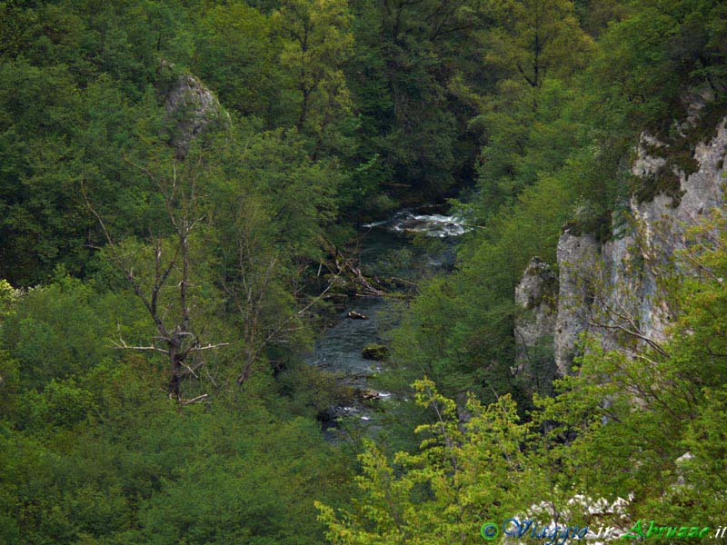 25-P1020914+.jpg - 25-P1020914+.jpg - Uno scorcio del fiume Sangro, uno dei principali corsi d'acqua presenti nel territorio abruzzese.