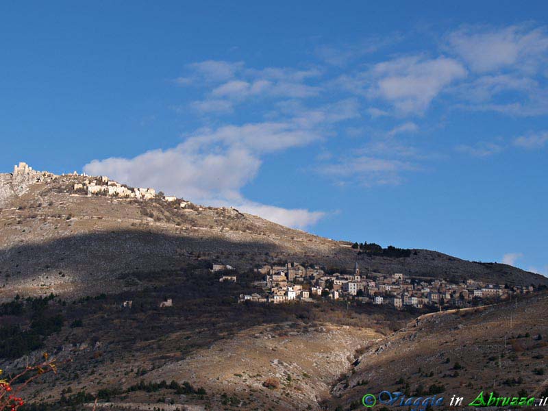 02-PB254147+.jpg - 02-PB254147+.jpg -  Panorama del borgo di Calascio, dominato dalla frazione semiabbandonata di Rocca Calascio, a sua volta dominata dall'imponente fortezza.