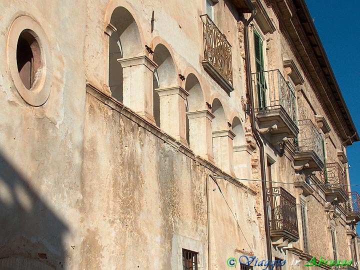 17-HPIM5524+.jpg - 17-HPIM5524+.jpg - Un antico palazzo nel centro storico del borgo.