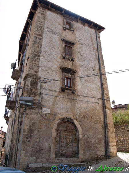 08-P8198504+.jpg - 08-P8198504+.jpg - Il Palazzo Ricciardi, torretta di avvistamento.