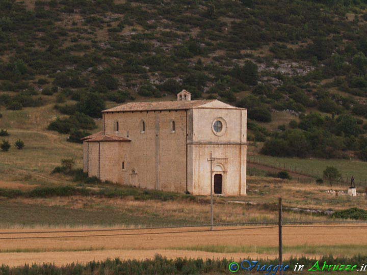 03-P7048276+.jpg - 03-P7048276+.jpg - La chiesa pastorale di S. Maria dè Centurelli (XVI sec.), situata sulla biforcazione tra il tratturo principale "L'Aquila-Altopiano delle Cinquemiglia- Via Claudia Nova" e il tratturo secondario "L'Aquila-Centurelle-Montesecco".