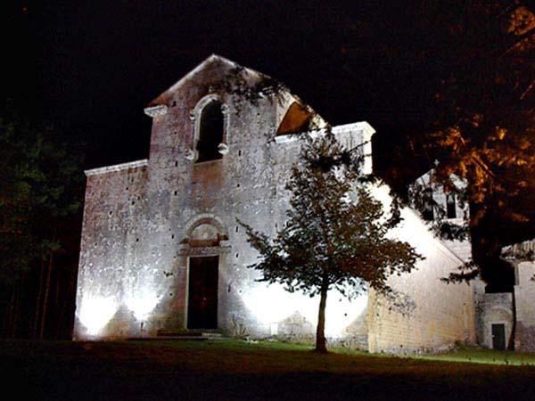 06-Immagine_044+.jpg - 06-Immagine_044+  L'abbazia di S. Maria Assunta (XI - XII sec.) a Bominaco, frazione di Caporciano e città d'arte (Foto gentilmente fornita dal Comune di Caporciano).