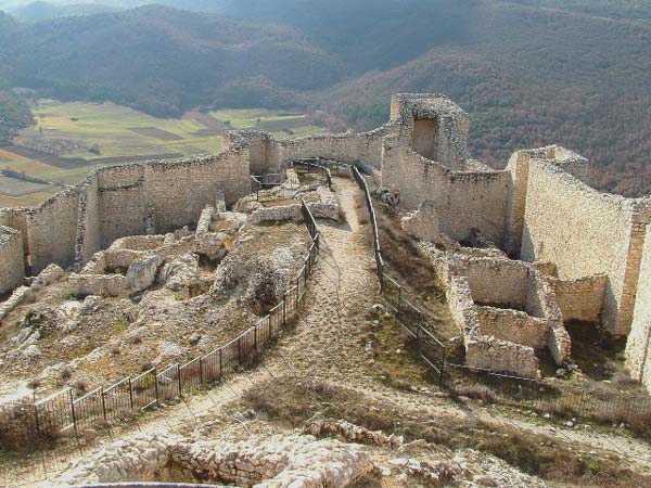 12-0223Image0017+.jpg - 12-0223Image0017+  Frazione di Bominaco, città d'arte: il castello medievale (XII sec.). Foto gentilmente fornita dal Comune di Caporciano.