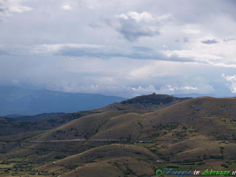 05_P8279984+.jpg - 05_P8279984+.jpg - Panorama dal borgo. Nella parte centrale della foto si intravede, sulla sommità del monte, il castello di Rocca Calascio e l'oratorio di S. Maria della Pietà