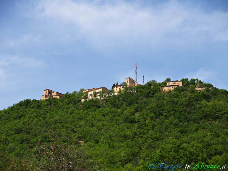 22_P5255198+.jpg - 22_P5255198+.jpg - L'antico borgo fortificato di Castello, frazione di Fagnano Alto.