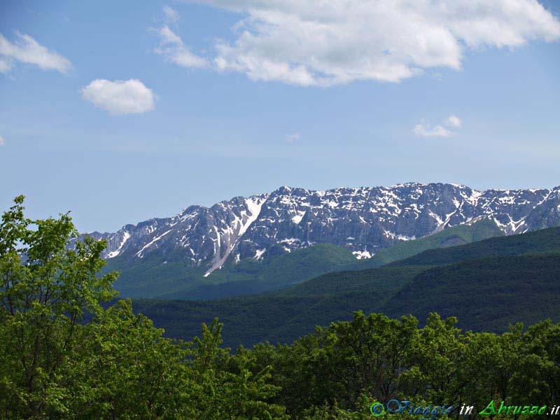 25_P5255211+.jpg - 25_P5255211+.jpg - Il monte Sirente (2.349 m.) visto da Castello, frazione di Fagnano Alto.