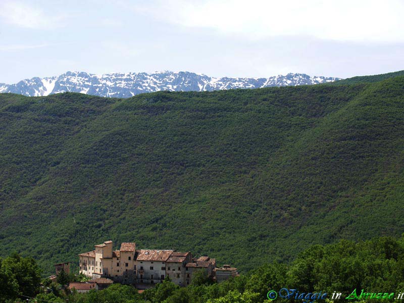 01_P5255030+.jpg - 01_P5255030+.jpg - Panorama dello splendido borgo medievale fortificato e del territorio circostante.