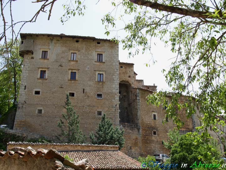 04_P5255073+.jpg - 04_P5255073+.jpg - Il Palazzo baronale Corvi (XV-XVI sec.).
