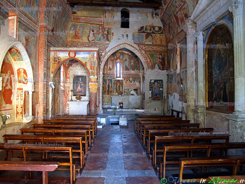 05-P5044135+.jpg - 05-P5044135+.jpg - L'interno della stupenda chiesa di S. Maria ad Cryptas (XIII sec.). Le superfici murarie  sono rivestite da pregevoli cicli di affreschi; la parete di destra e quella di fondo sono attribuite alla scuola benedettina del XIII secolo, la parete di sinistra alla scuola toscana del XIV e XV secolo.