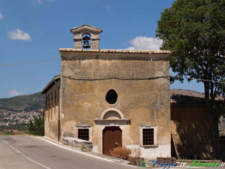 19_P8059375+.jpg - 19_P8059375+.jpg - Una piccola chiesa ai margini del borgo.