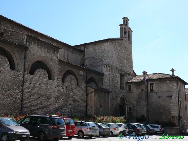 23_P1040381+.jpg - 23_P1040381+.jpg - La chiesa di S. Giusta di Bazzano (XIV sec.).