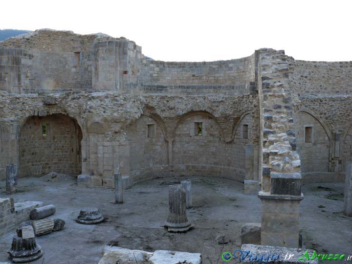 34_P1010051+.jpg - 34_P1010051+.jpg - Civita da Bagno, frazione   dell'Aquila: i resti dell'antica cattedrale di S. Massimo a Forcona (VII sec.).