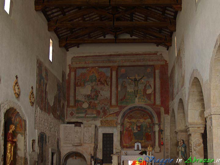 45_P5305605+.jpg - 45_P5305605+.jpg - Bazzano (590 m. slm.), frazione dell'Aquila: la chiesa di S. Giusta (XIII sec.), uno dei monumenti più importanti della regione.