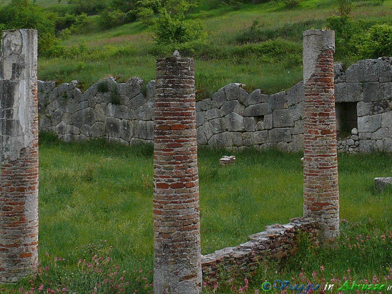 13-P1040180+.jpg - 13-P1040180+.jpg - Il sito archeologico di Alba Fucens, la città fondata da Roma nel 304 a. C.