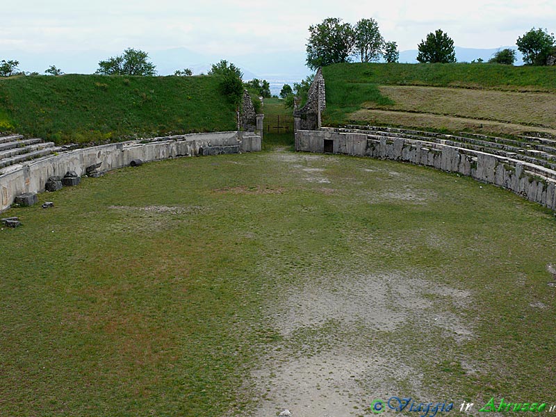 17-P1040209+.jpg - 17-P1040209+.jpg - Il sito archeologico di Alba Fucens, la città fondata da Roma nel 304 a. C.