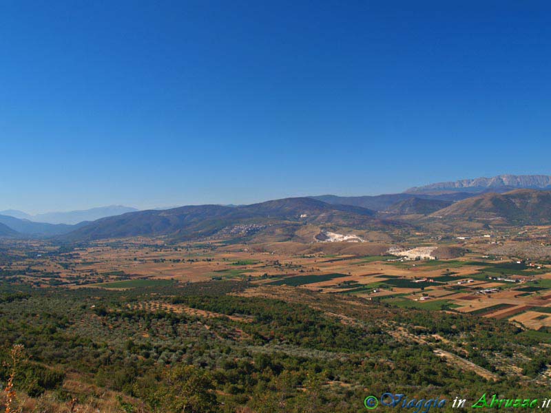 14_P8028594+.jpg - 14_P8028594+.jpg - Panorama della sottostante Piana di Navelli, celebre per la produzione dello zafferano.
