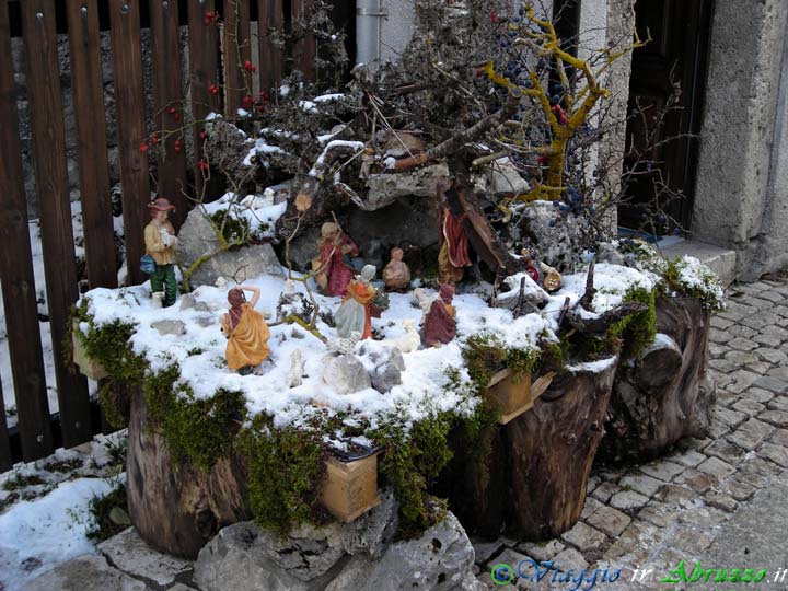 07_DSCN0213+.jpg - 07_DSCN0213+.jpg - Un suggestivo piccolo presepe in una strada del centro storico.