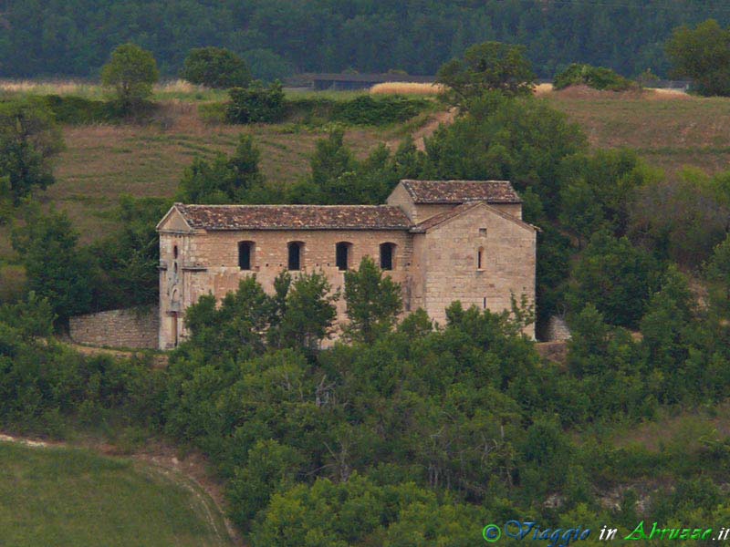 09_P1050355+.jpg - 09_P1050355+.jpg - L'antichissima chiesa di S. Paolo di Peltuinum (XII sec.), nei pressi del sito archeologico di Peltuinum.