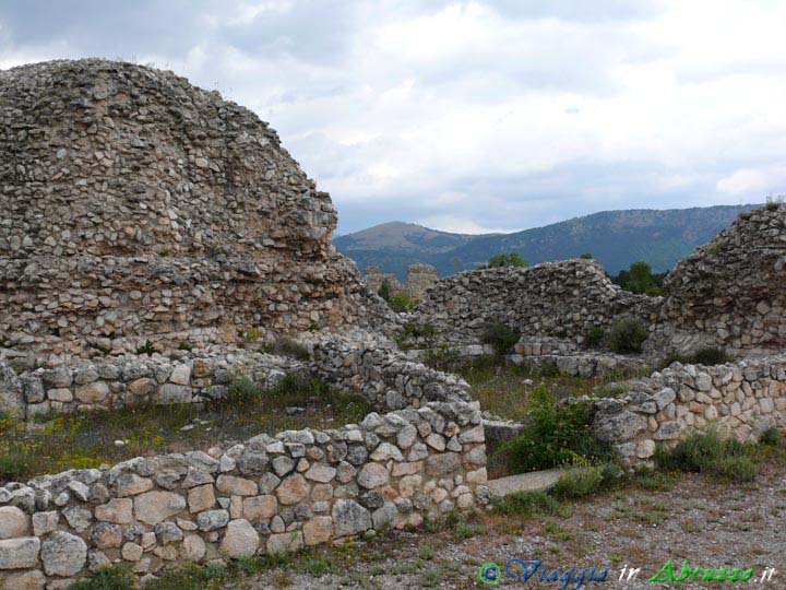 11_P1050342+.jpg - 11_P1050342+.jpg - Il monumentale sito archeologico di Peltuinum (I sec. a.C.), l'antica città vestino-romana attraversata  in senso est-ovest dal tratturo ricalcato sulla via Claudia Nova. L'area archeologica si estende sui territori comunali di Prata d'Ansidonia e di S. Pio delle Camere.