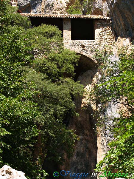 25-P5206372+.jpg - 25-P5206372+.jpg - L'eremo di S. Venanzio, a cavallo delle impetuose acque del fiume Aterno.