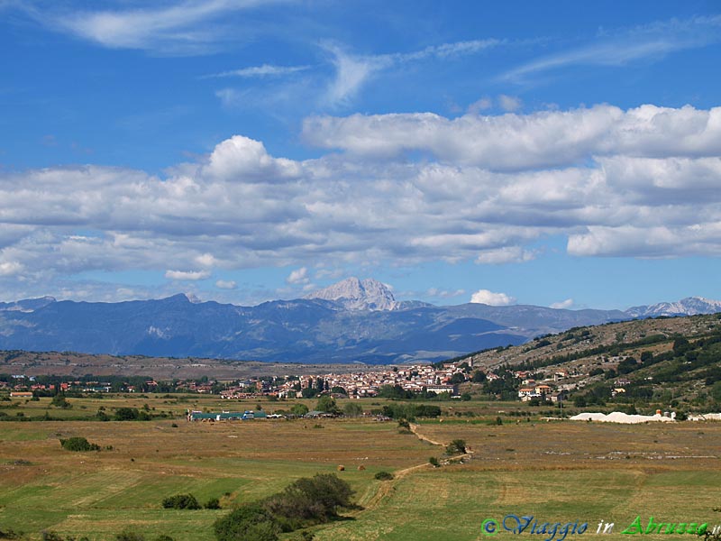 01-P8107236+.jpg - 01-P8107236+.jpg - Panorama di Rocca di Mezzo, il centro più importante dell'altopiano delle Rocche. Sullo sfondo, al centro della foto, svetta la mole del "Corno Grande" (2.912 m.) la vetta più alta del Gran Sasso d'Italia e dell'intera catena appenninica.