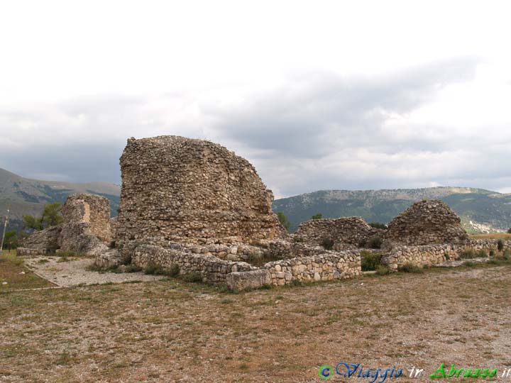 22-P7048130+.jpg - 22-P7048130+.jpg - L'antica città vestino-romana di Peltuinum (I sec. a.C.),  attraversata in senso est-ovest dal   tratturo ricalcato sulla via Claudia Nova. Il monumentale sito archeologico si estende sui territori comunali di S. Pio delle Camere e di Prata d'Ansidonia.