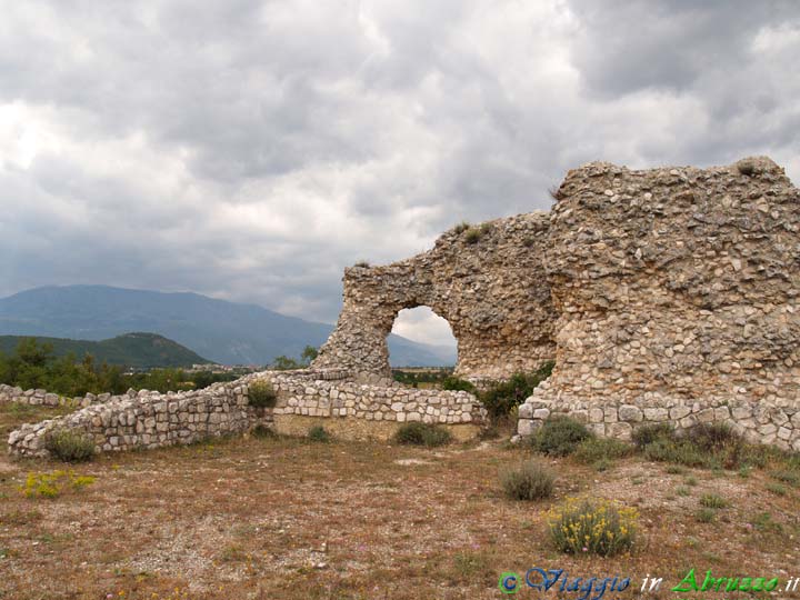 24-P7048131+.jpg - 24-P7048131+.jpg - L'antica città vestino-romana di Peltuinum (I sec. a.C.),  attraversata in senso est-ovest dal   tratturo ricalcato sulla via Claudia Nova. Il monumentale sito archeologico si estende sui territori comunali di S. Pio delle Camere e di Prata d'Ansidonia.
