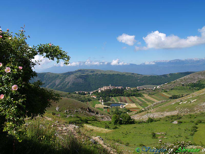 01-P6205936+.jpg - 01-P6205936+.jpg - Panorama del borgo e del territorio circostante.