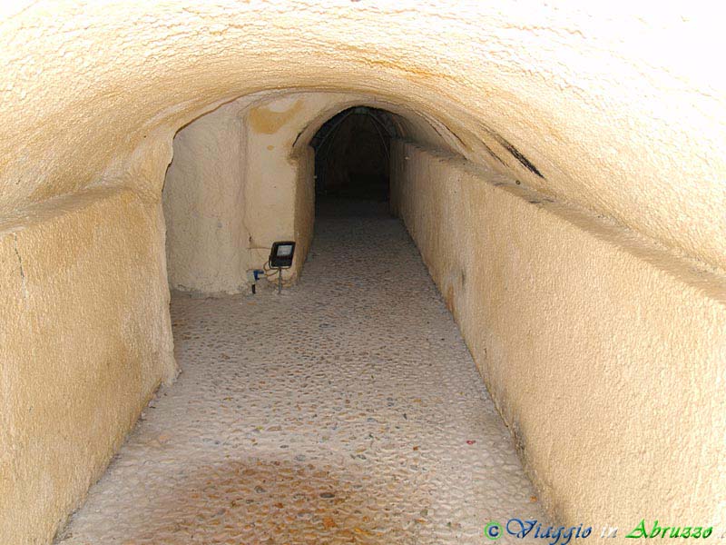 28-P8197388+.jpg - 28-P8197388+.jpg - Le suggestive "grotte", locali sotterranei scavati nella roccia che interessano un'ampia area   del piccolo centro storico, destinate un tempo a stalle ed altri servizi e oggi utilizzate per manifestazioni culturali e ricreative.