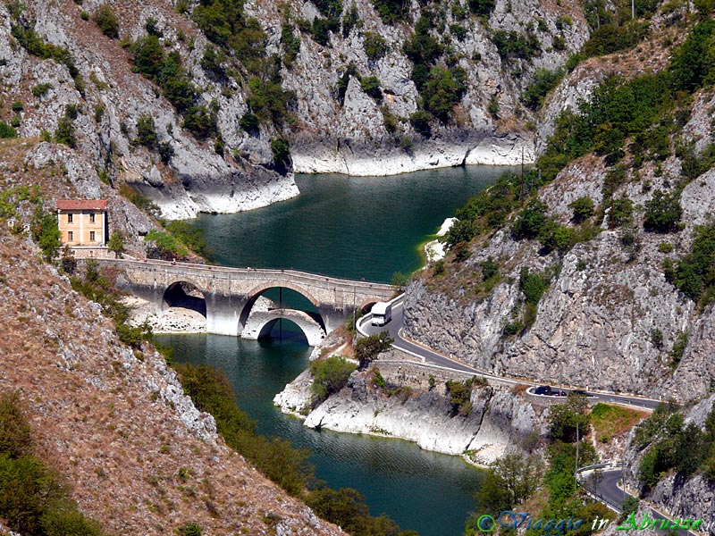 24-P1060754+.jpg - 24-P1060754+.jpg - Le Gole del Sagittario viste dal borgo.
