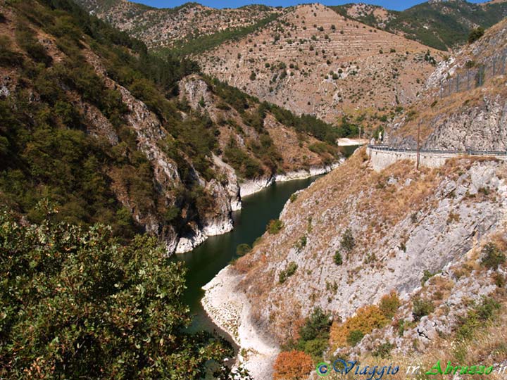 25-P8149789+.jpg - 25-P8149789+.jpg - Le Gole del Sagittario viste dal borgo.